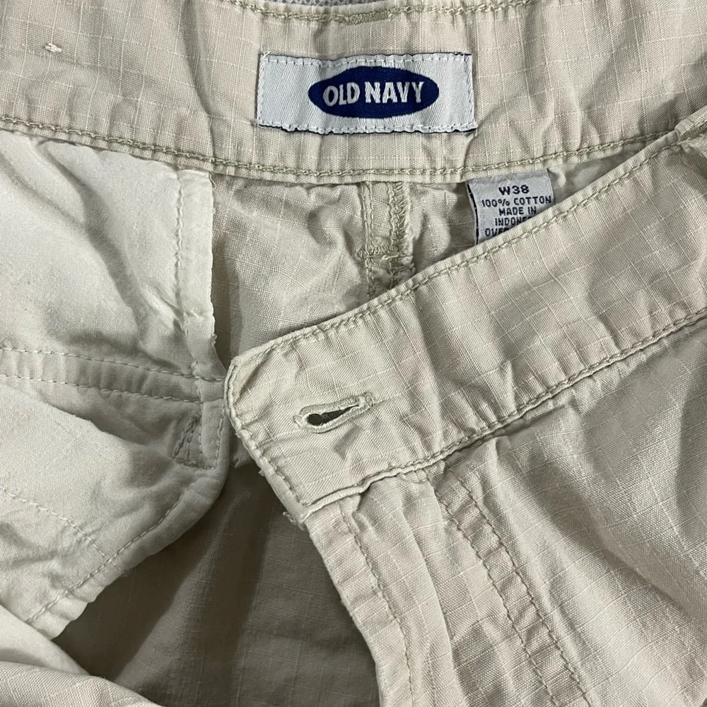 Old Navy Khaki Cargo Shorts Size 38 - Picture 2 of 2